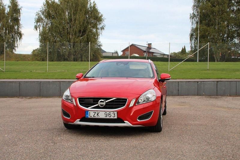 Röd Begagnad 2011 Volvo V60 Summum Kombi | 134 900 kr (Marknadspris) - Bild 1/4