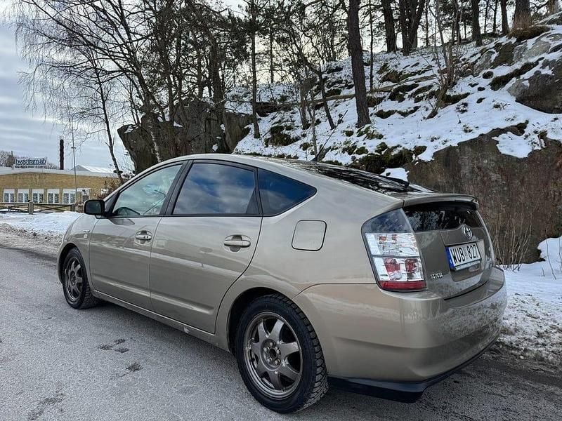Begagnad Toyota Prius 112 HK (82 kW) 2005 Brun Halvkombi