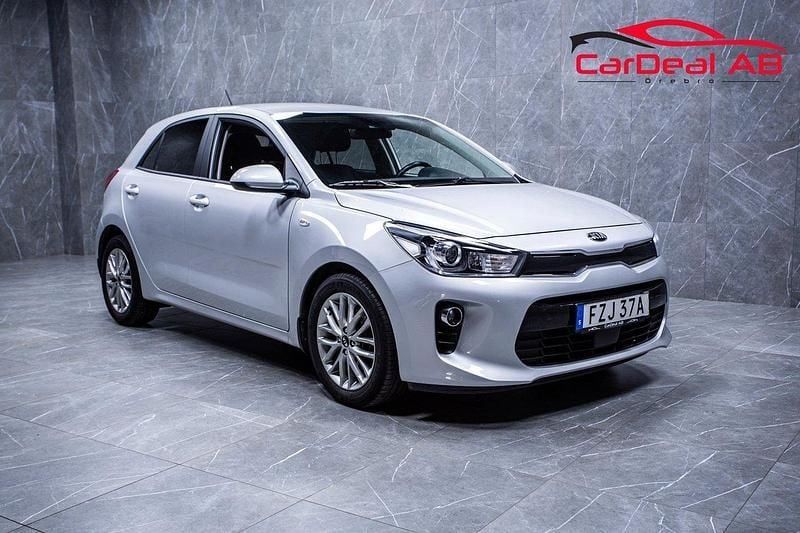 Grå Begagnad 2020 Kia Rio Halvkombi | 172 800 kr (Marknadspris) - Bild 1/4