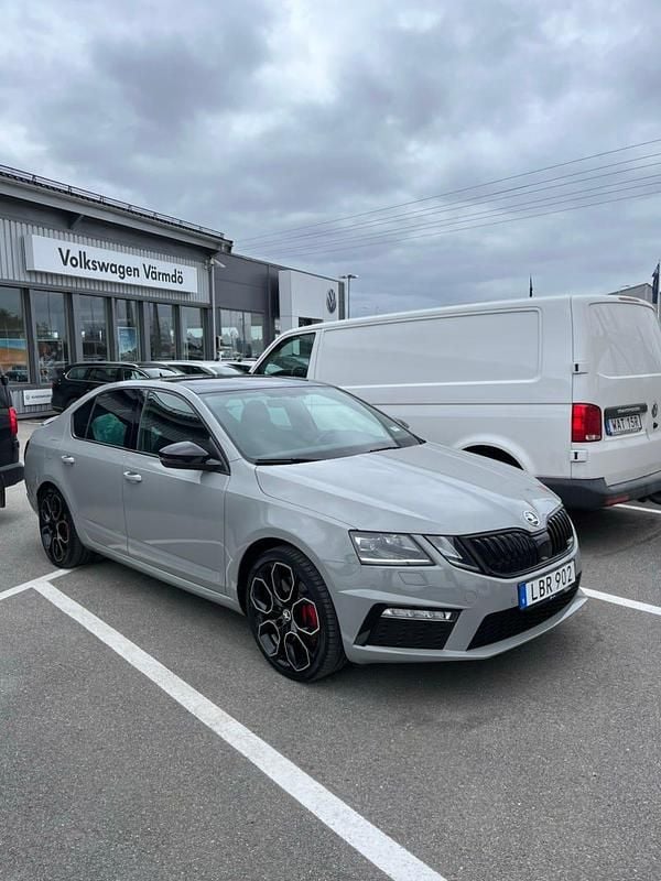 Begagnad 2018 Skoda Octavia RS Halvkombi | 189 000 kr (Lite dyr) - Bild 1/4