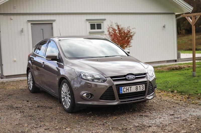 Brun Begagnad 2012 Ford Focus Titanium Halvkombi | 60 000 kr (Marknadspris) - Bild 1/4