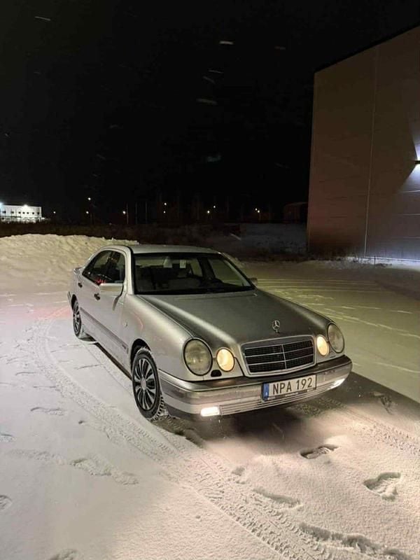 Begagnad Mercedes E240 170 HK (125 kW) 1999 Sedan