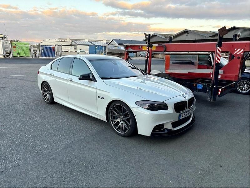Begagnad 2013 BMW M550 Sedan | 219 000 kr (Marknadspris) - Bild 1/4