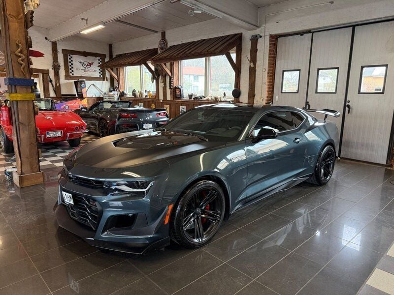 Svart (svartmet) Begagnad 2020 Chevrolet Camaro ZL1 Sportkupé | 949 000 kr - Bild 1/4