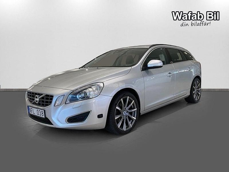 Ljusgrå Begagnad 2012 Volvo V60 Momentum Kombi | 119 000 kr (Marknadspris) - Bild 1/4