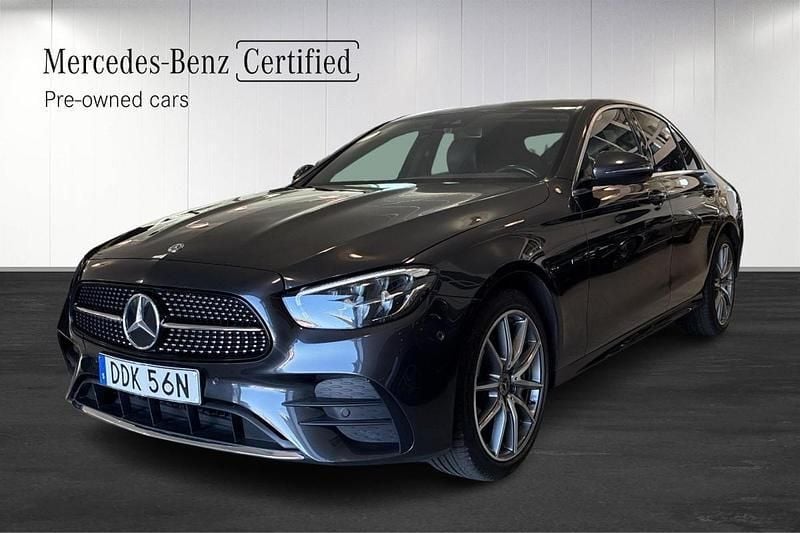 Mörkgrå (grey) Begagnad 2021 Mercedes E300 AMG line Sedan | 409 000 kr (Marknadspris) - Bild 1/4