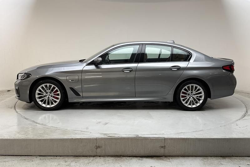 Begagnad BMW 545 M Sport 394 HK (289 kW) 2023 Grå Sedan