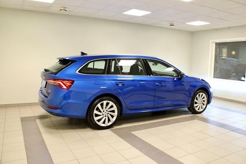 Begagnad Skoda Octavia Style 200 HK (147 kW) 2022 Blå Kombi