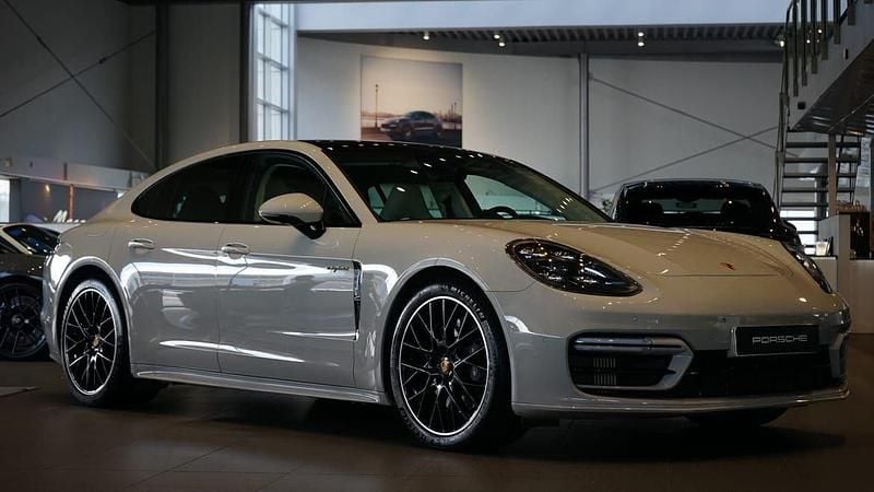 Ljusgrå (grå) Begagnad 2023 Porsche Panamera 4 Sedan | 995 000 kr (Marknadspris) - Bild 1/4