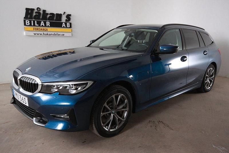 Begagnad BMW 330e Sport Line 292 HK (214 kW) 2021 Blå Kombi