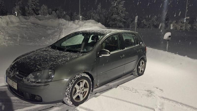 Grön Begagnad 2004 VW Golf IV Halvkombi | 36 331 kr (Marknadspris) - Bild 1/4