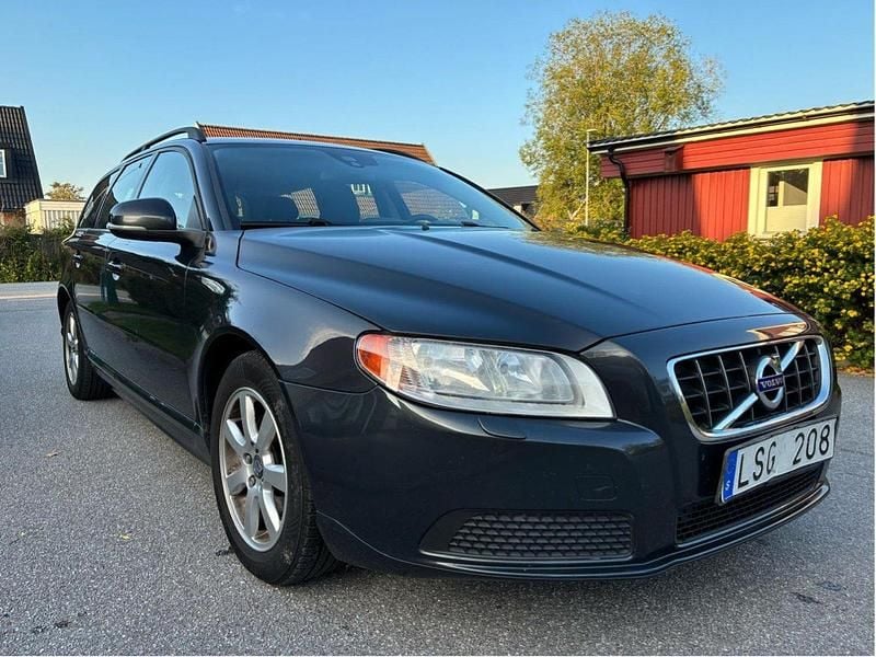 Grå Begagnad 2012 Volvo V70 Drive Kinetic Kombi | 53 000 kr (Bra pris) - Bild 1/4