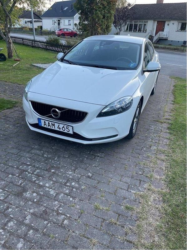 Vit Begagnad 2018 Volvo V40 Kinetic Halvkombi | 149 500 kr (Marknadspris) - Bild 1/4