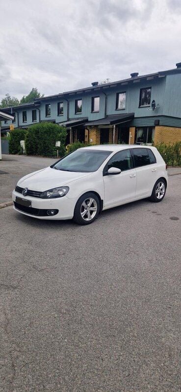 Vit Begagnad 2010 VW Golf VI Halvkombi | 69 000 kr (Bra pris) - Bild 1/4