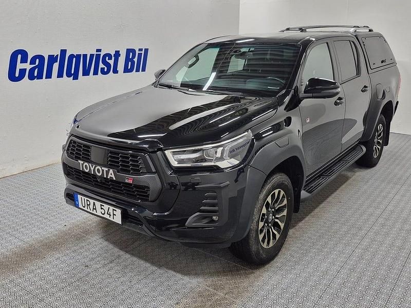 Svart Begagnad 2024 Toyota HiLux Sport Pickup | 595 000 kr (Superpris) - Bild 1/4