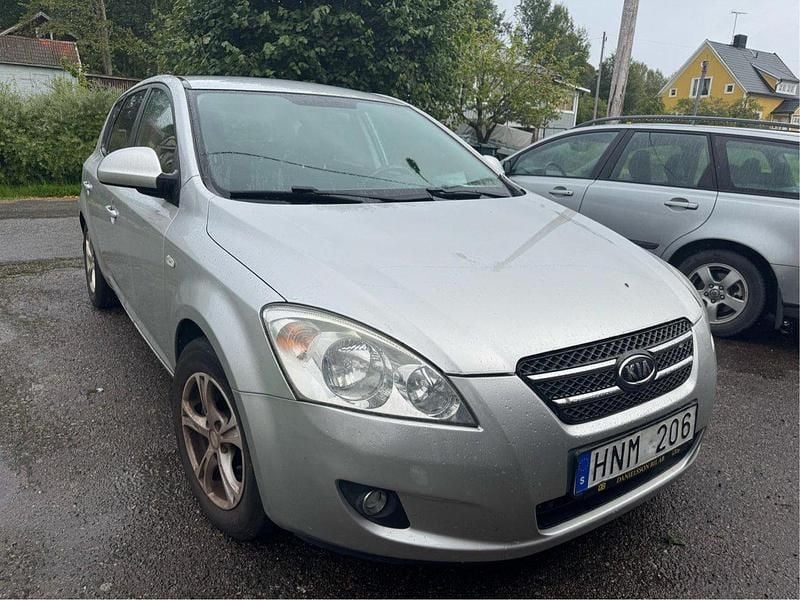 Silver Begagnad 2009 Kia Ceed 4 Halvkombi | 29 500 kr (Bra pris) - Bild 1/4