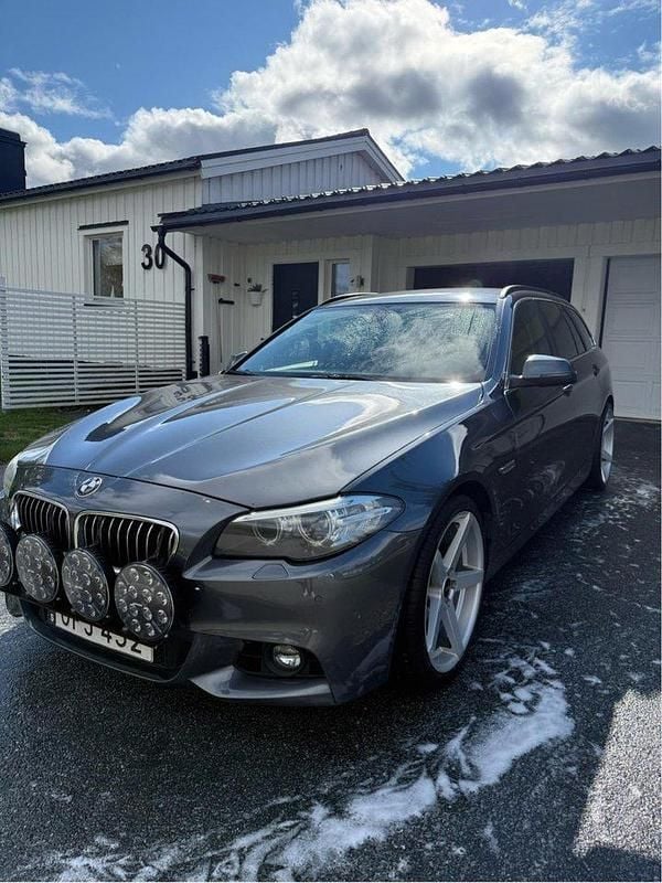 Grå Begagnad 2017 BMW 520 M Sport Kombi | 135 000 kr (Superpris) - Bild 1/4