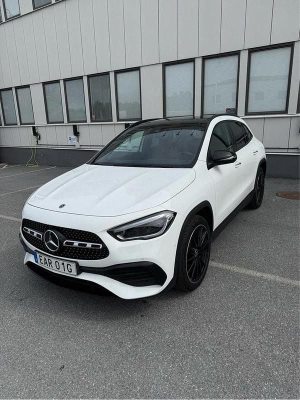 Vit Begagnad 2023 Mercedes GLA250 AMG SUV | 454 700 kr (Superpris) - Bild 1/4