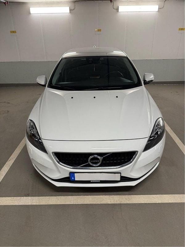 Vit Begagnad 2018 Volvo V40 Kinetic Kombi | 147 500 kr (Bra pris) - Bild 1/4