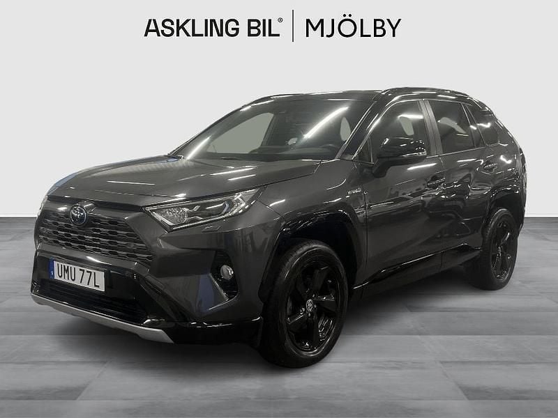 Grå Begagnad 2021 Toyota RAV4 Hybrid Style SUV | 319 000 kr (Marknadspris) - Bild 1/3