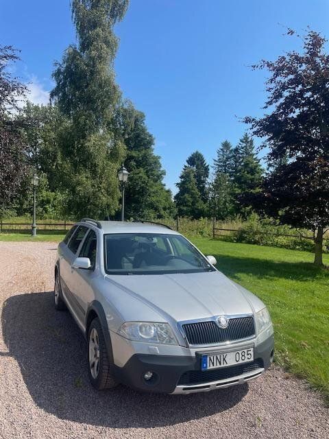 Silver Begagnad 2008 Skoda Octavia Scout Kombi | 20 000 kr - Bild 1/4