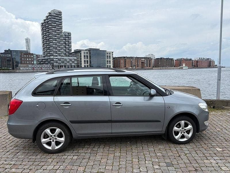 Silver Begagnad 2013 Skoda Fabia Elegance Kombi | 44 500 kr (Marknadspris) - Bild 1/4