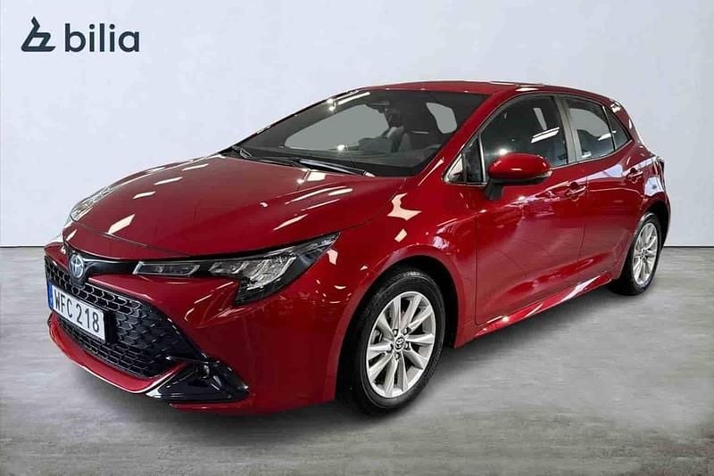 Röd Begagnad 2023 Toyota Corolla Hybrid Halvkombi | 279 800 kr - Bild 1/1