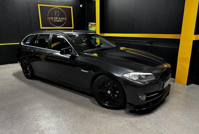 Grå Begagnad 2011 BMW 520 Kombi | 69 990 kr (Lite dyr) - Bild 1/4