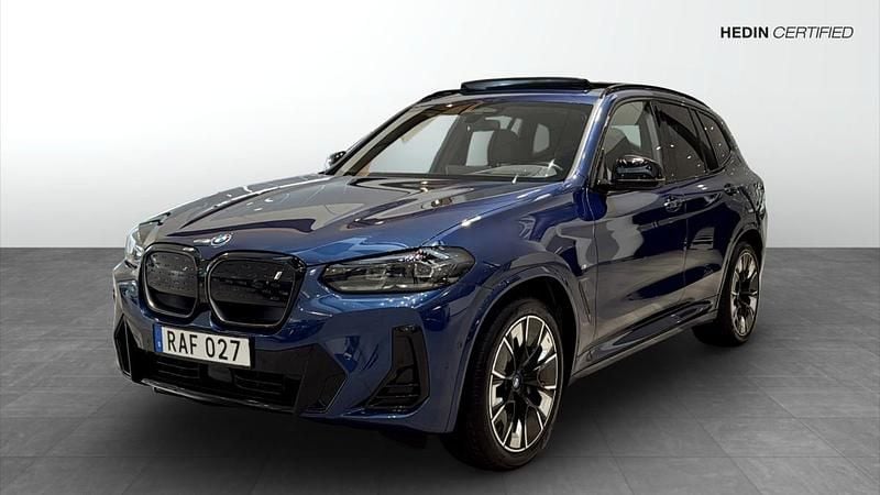 Blå (blue) Begagnad 2023 BMW iX3 M Sport SUV | 484 900 kr (Marknadspris) - Bild 1/4