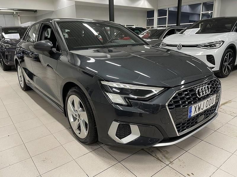 Manhattangrå metallic Begagnad 2023 Audi A3 Advanced | 239 000 kr (Bra pris) - Bild 1/4