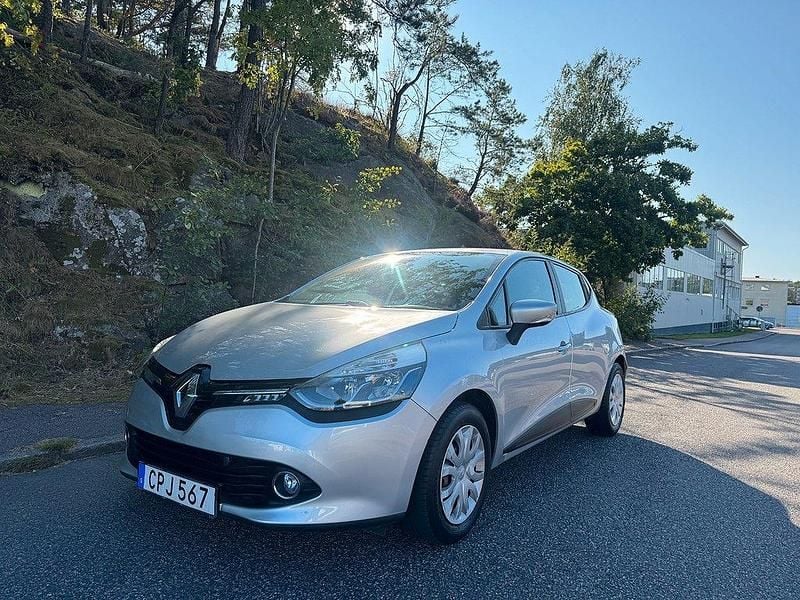Silver Begagnad 2014 Renault Clio IV Halvkombi | 69 900 kr (Marknadspris) - Bild 1/4