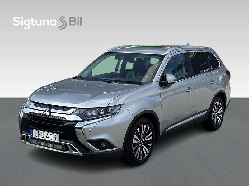 Silver Begagnad 2018 Mitsubishi Outlander SUV | 199 900 kr (Marknadspris) - Bild 1/3