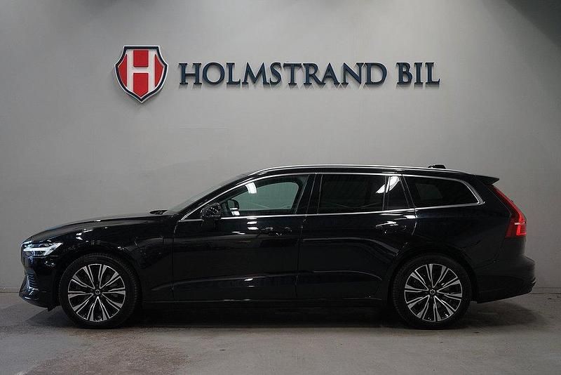 Svart Begagnad 2023 Volvo V60 Core Kombi | 414 900 kr (Marknadspris) - Bild 1/4