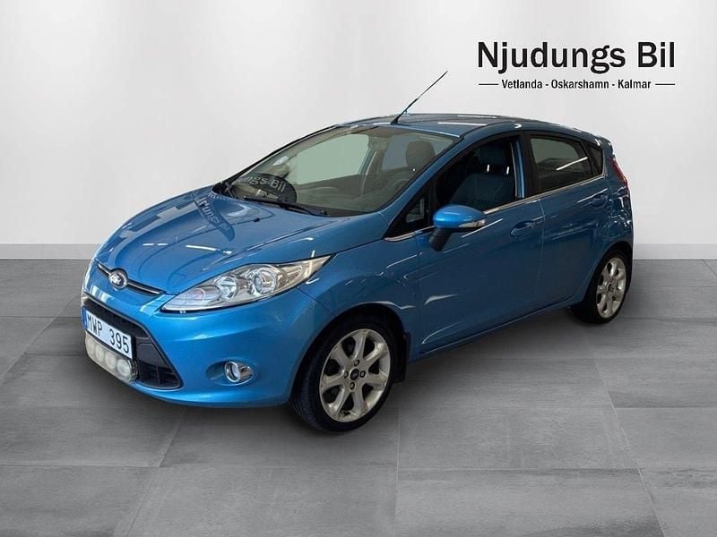 Blå Begagnad 2012 Ford Fiesta Titanium Halvkombi | 69 900 kr (Dyr) - Bild 1/4