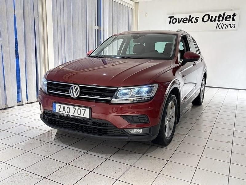 Röd Begagnad 2018 VW Tiguan SUV | 179 900 kr (Superpris) - Bild 1/4
