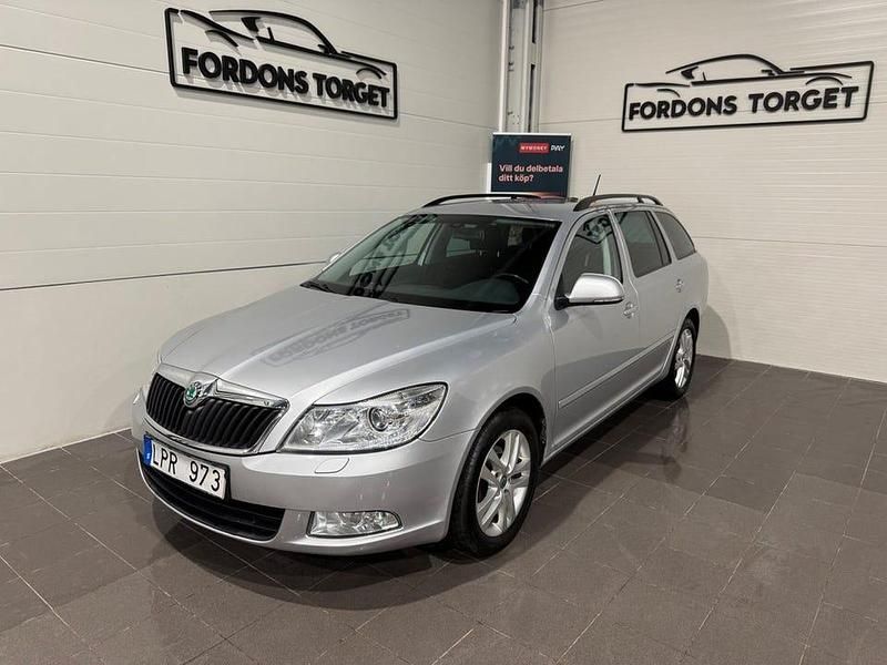 Silver Begagnad 2012 Skoda Octavia Elegance Kombi | 59 900 kr (Marknadspris) - Bild 1/4