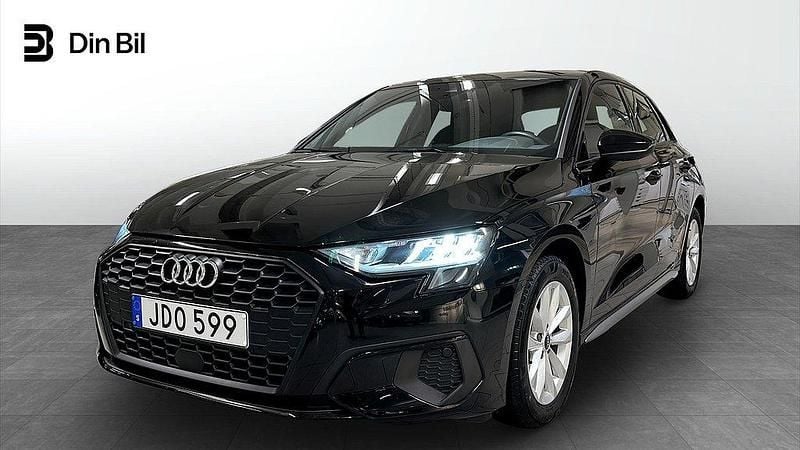 Svart (brilliantsvart) Begagnad 2022 Audi A3 Sportback Proline Halvkombi | 219 000 kr (Marknadspris) - Bild 1/4
