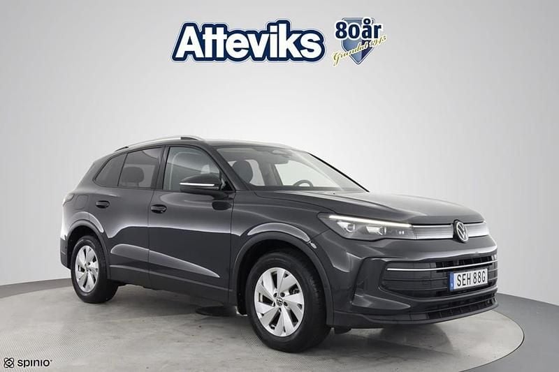 Grå Begagnad 2024 VW Tiguan Life SUV | 359 900 kr (Marknadspris) - Bild 1/4