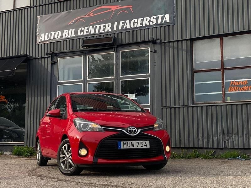 Röd Begagnad 2016 Toyota Yaris Active Halvkombi | 89 000 kr (Marknadspris) - Bild 1/4