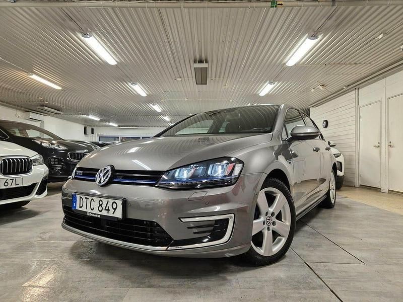 Grå Begagnad 2015 VW Golf VII GTE Halvkombi | 149 900 kr (Bra pris) - Bild 1/4
