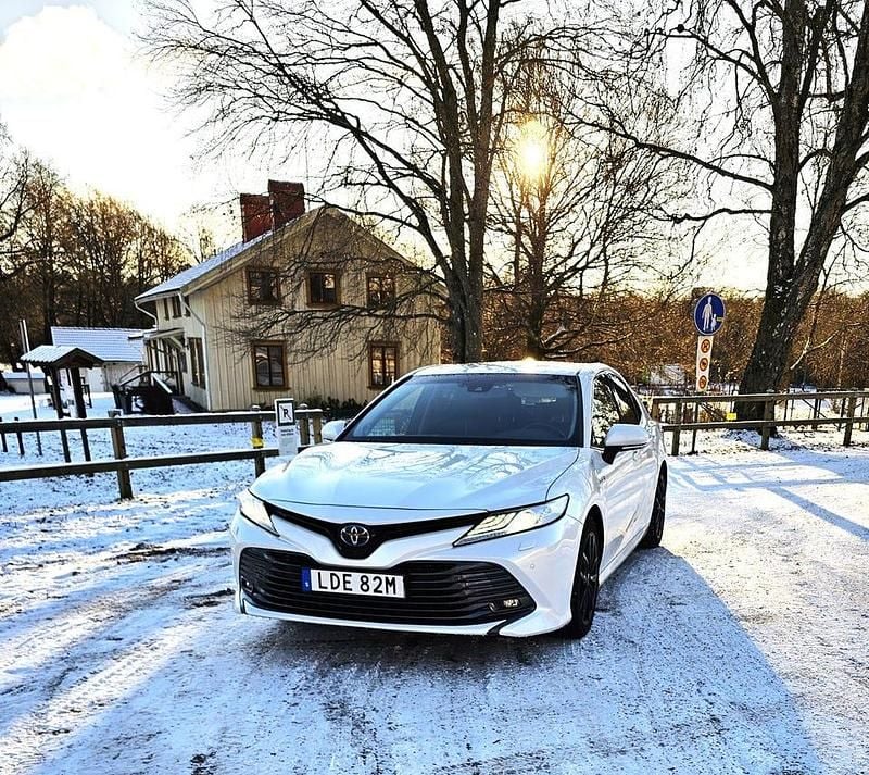 Begagnad 2020 Toyota Camry Hybrid Sedan | 267 000 kr (Marknadspris) - Bild 1/4