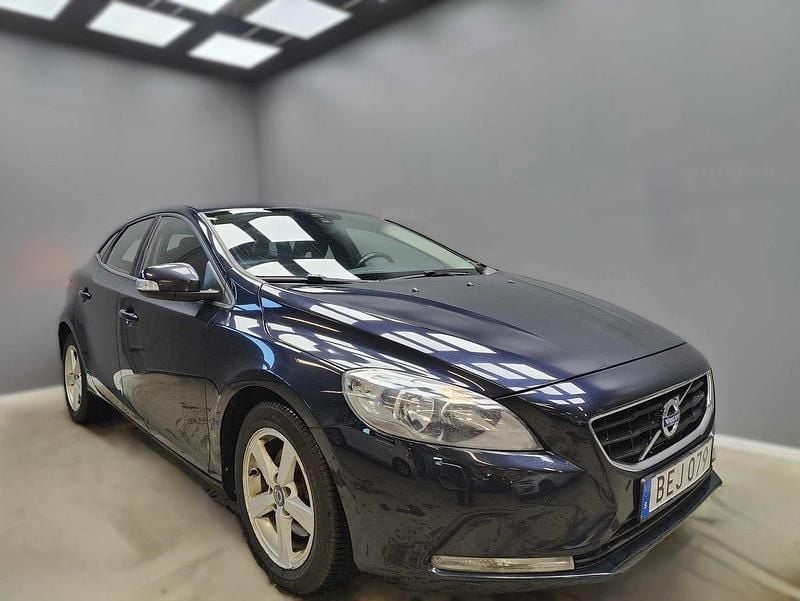 Mörkblå (blå) Begagnad 2016 Volvo V40 Kinetic Kombi | 109 900 kr (Marknadspris) - Bild 1/4