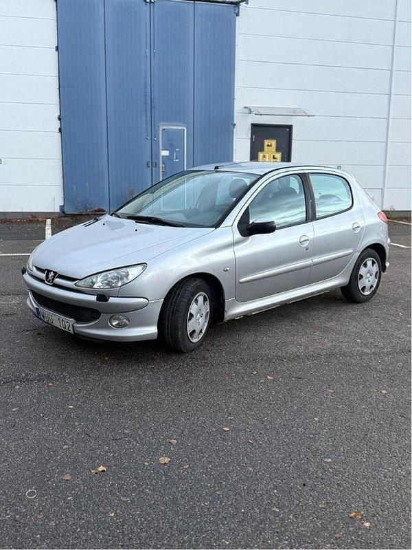 Grå Begagnad 2005 Peugeot 206 Halvkombi | 23 900 kr (Lite dyr) - Bild 1/4
