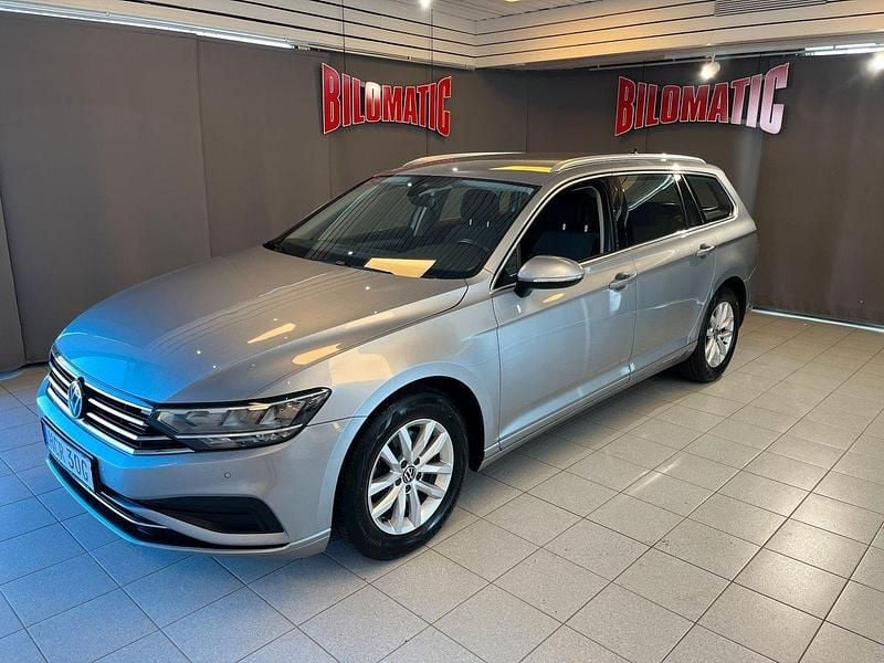 Silver Begagnad 2022 VW Passat Sportline Kombi | 269 900 kr (Marknadspris) - Bild 1/4