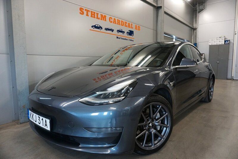 Grå Begagnad 2019 Tesla Model 3 Long Range Sedan | 214 900 kr (Marknadspris) - Bild 1/4