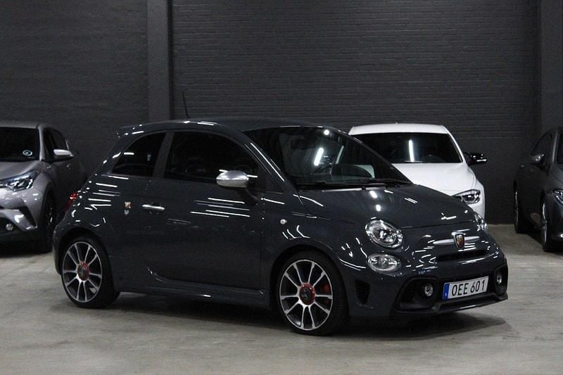 Grå Begagnad 2017 Abarth 595 Turismo Halvkombi | 169 900 kr (Marknadspris) - Bild 1/4