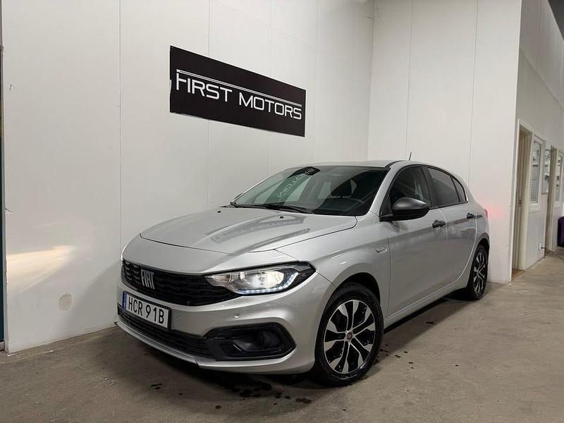 Grå Begagnad 2021 Fiat Tipo Halvkombi | 159 900 kr (Marknadspris) - Bild 1/4