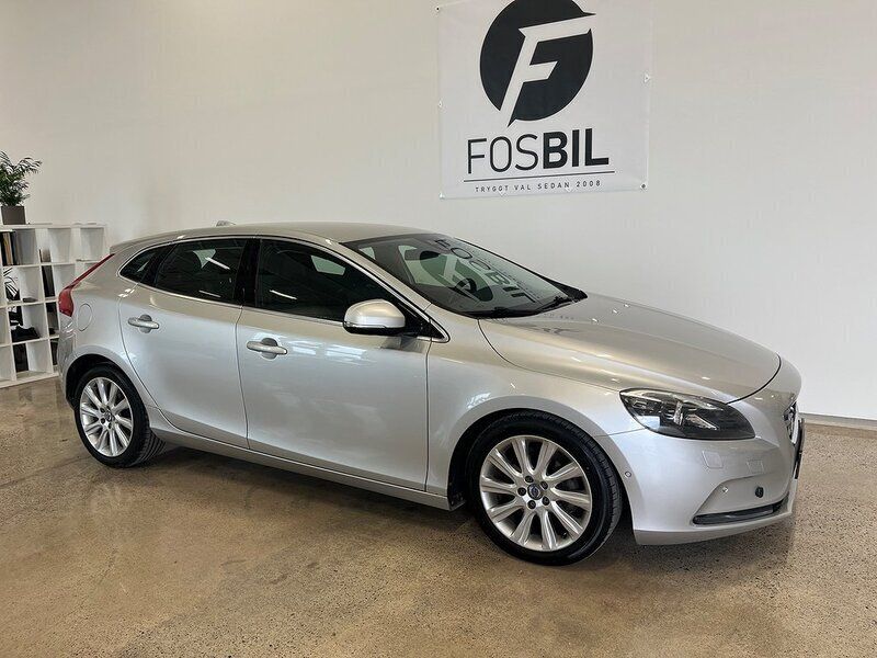 Ljusgrå Begagnad 2013 Volvo V40 Summum Kombi | 99 900 kr (Marknadspris) - Bild 1/3