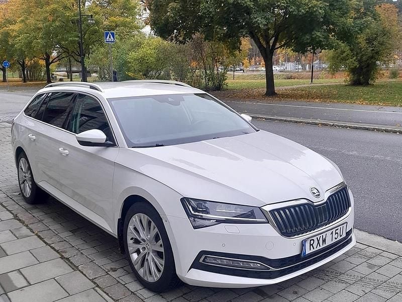 Vit Begagnad 2020 Skoda Superb Kombi | 229 000 kr (Bra pris) - Bild 1/4