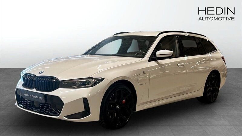 Vit (white) Begagnad 2024 BMW 330e M Sport Kombi | 669 700 kr (Dyr) - Bild 1/4